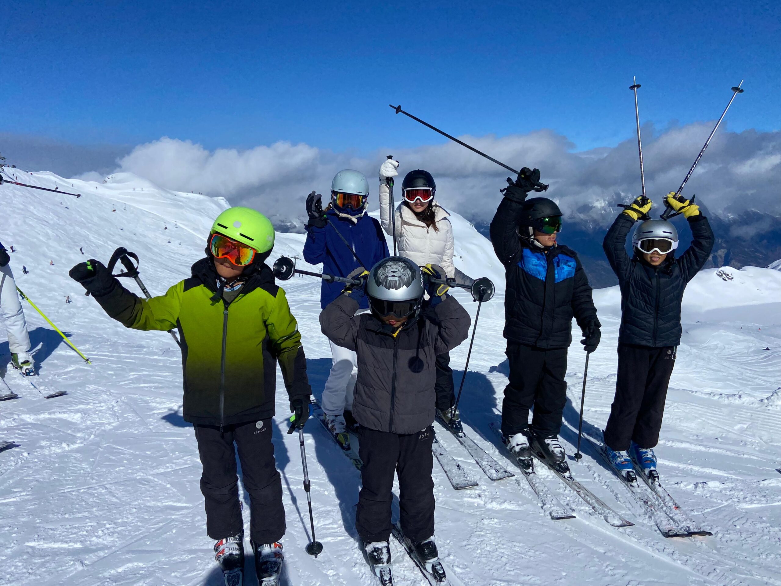 Zoung kids skiing