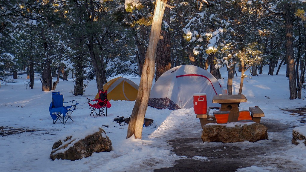 Planejando uma viagem de acampamento em família? Aqui está o Guia Definitivo do Acampamento de Inverno para Crianças