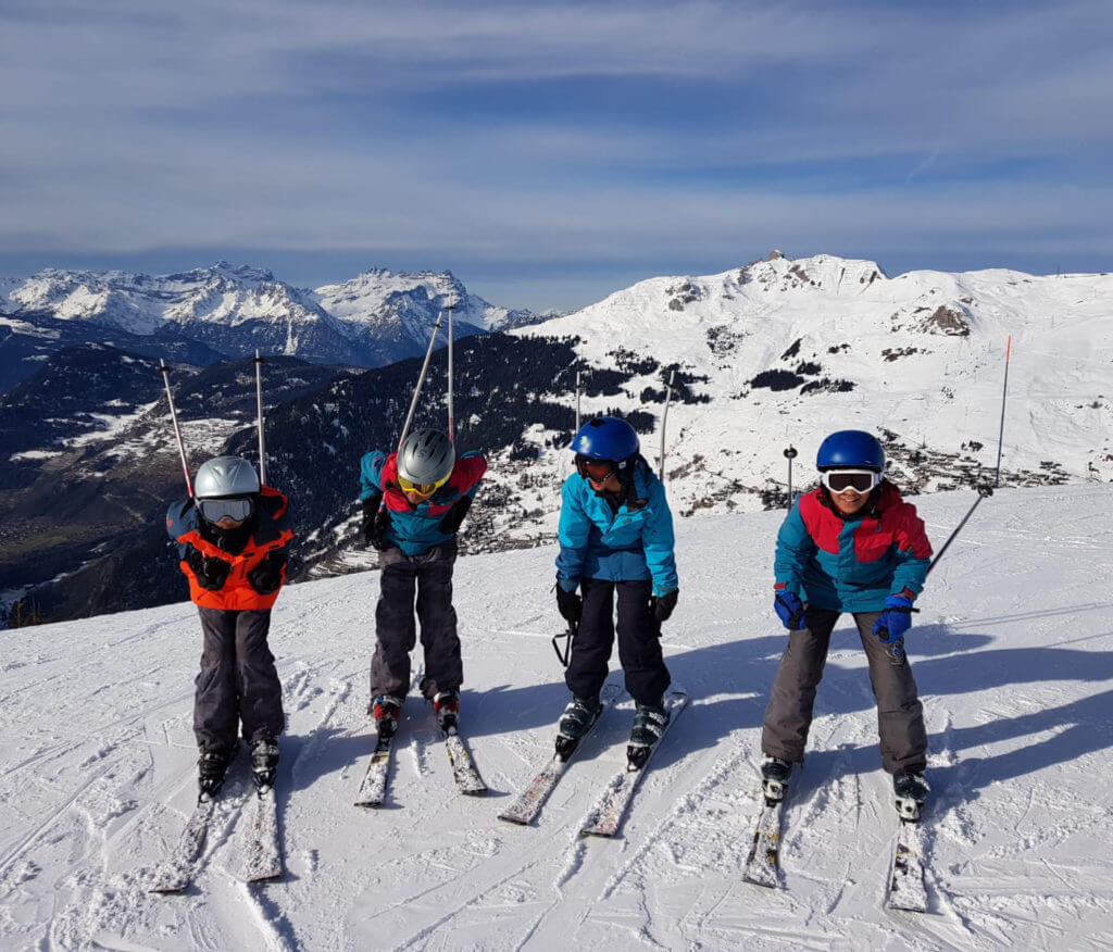 Trại đông Les Elfes 4 đứa trẻ trên tuyết
